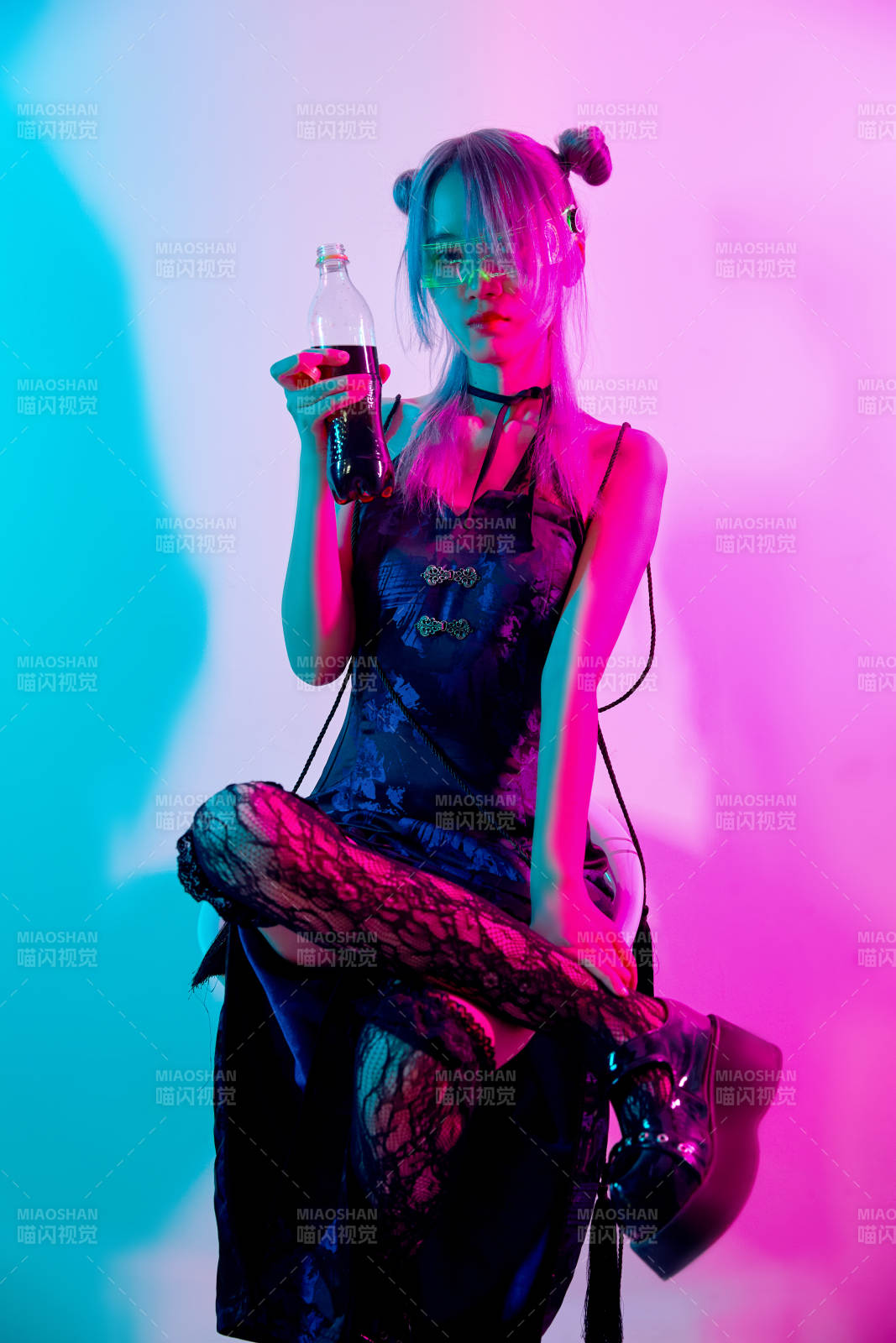 國潮風混搭賽博朋克風格的亞洲旗袍少女