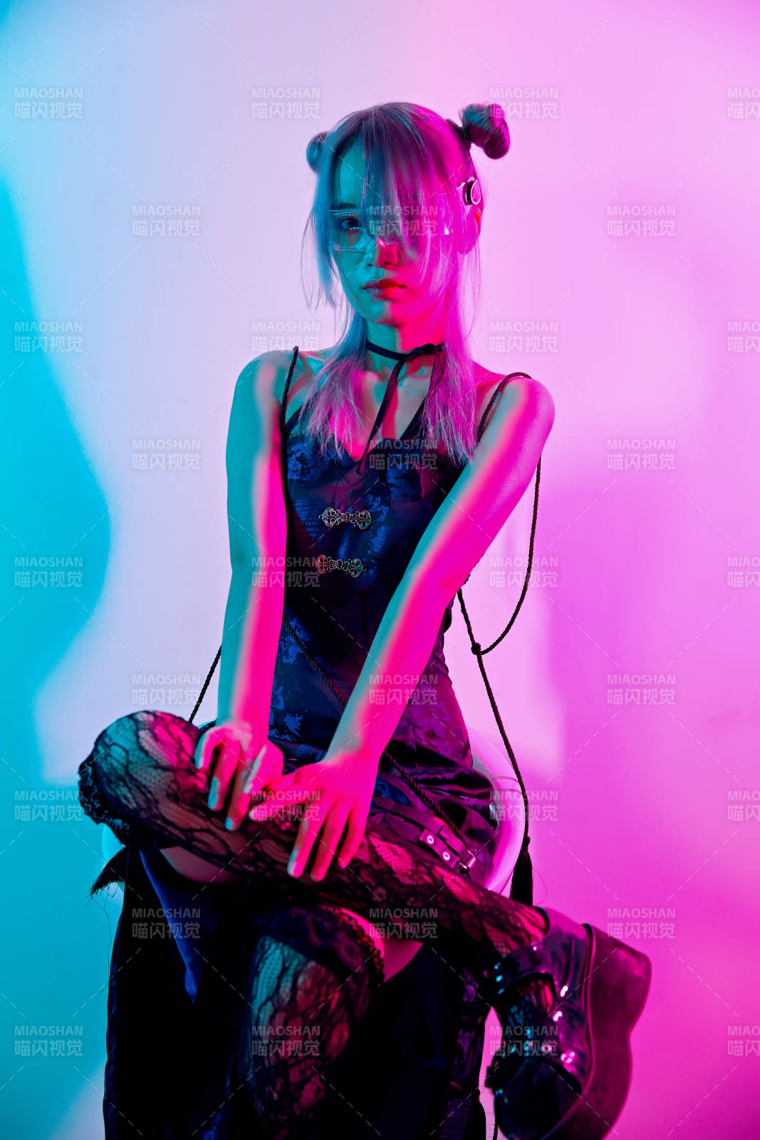 國潮風混搭賽博朋克風格的亞洲旗袍少女