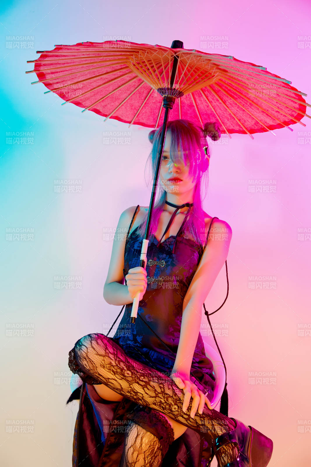 國潮風混搭賽博朋克風格的亞洲旗袍少女