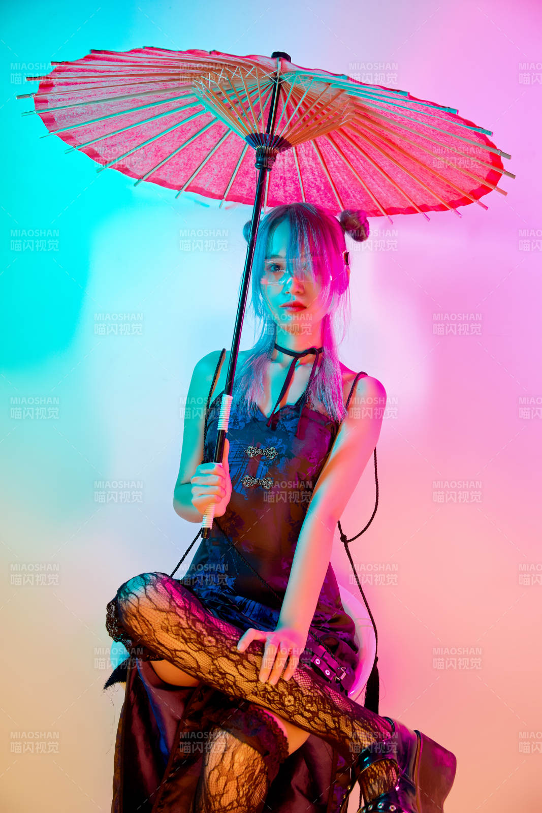 國潮風混搭賽博朋克風格的亞洲旗袍少女