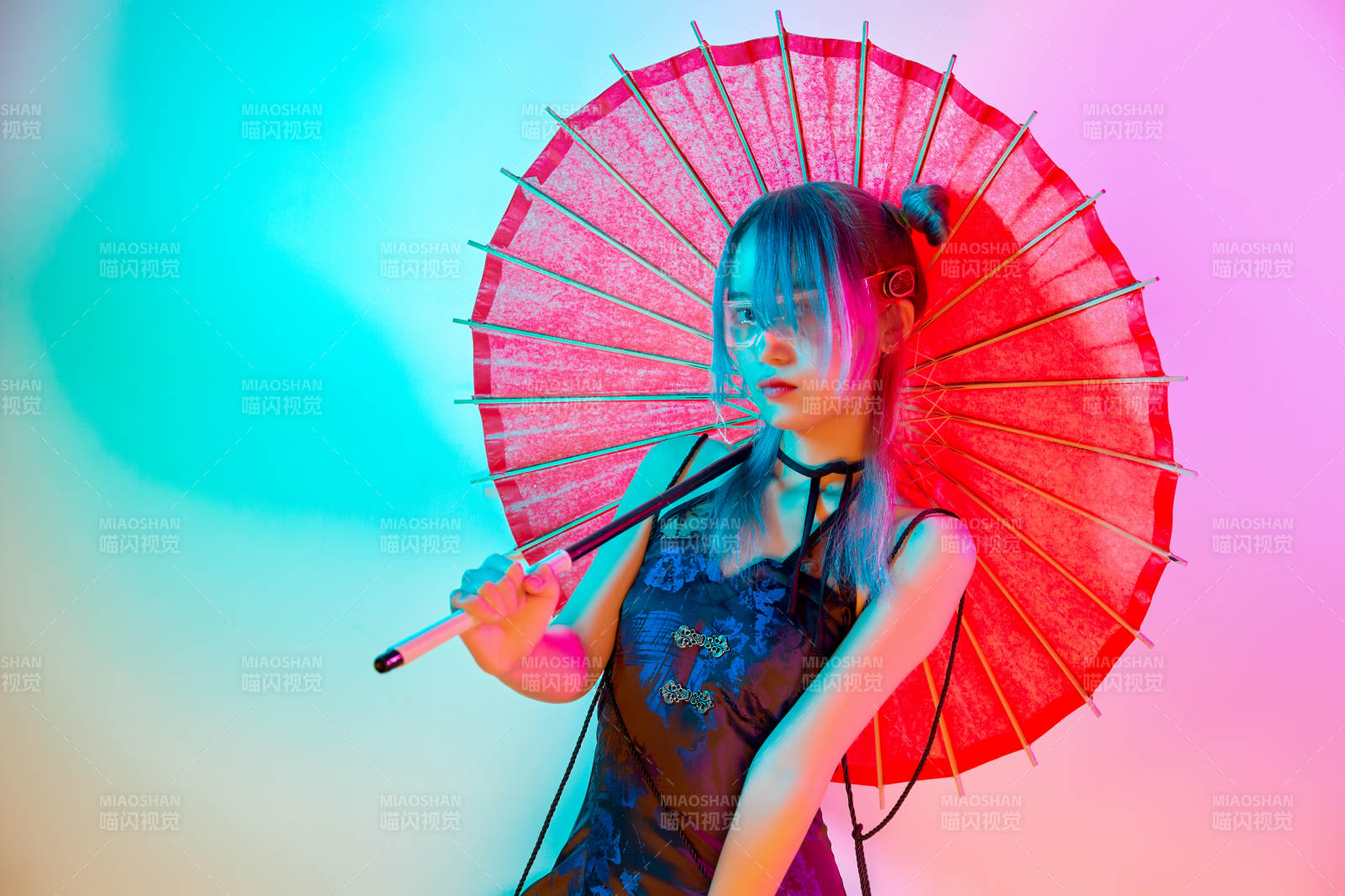 國潮風混搭賽博朋克風格的亞洲旗袍少女