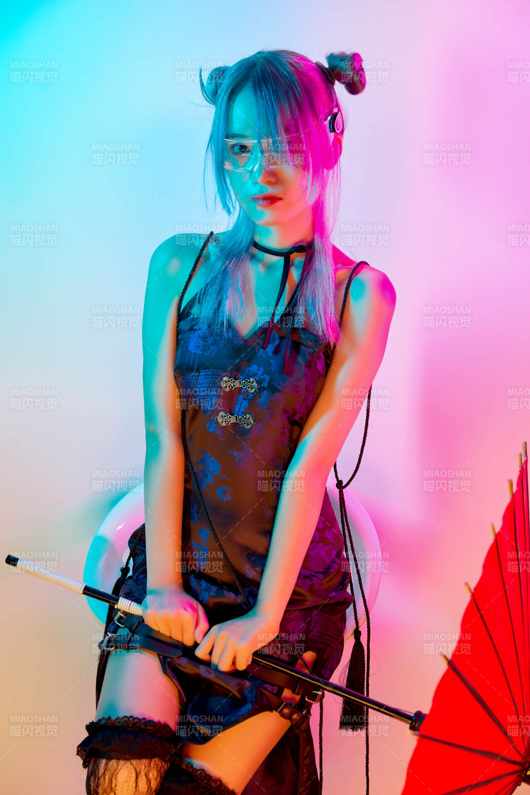 國潮風混搭賽博朋克風格的亞洲旗袍少女