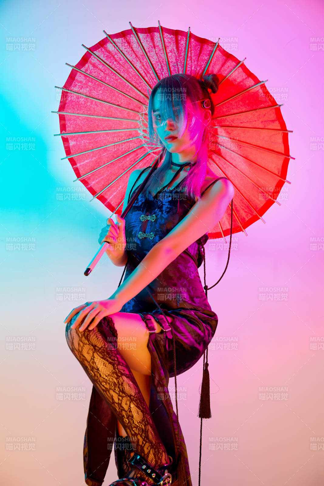 國潮風混搭賽博朋克風格的亞洲旗袍少女