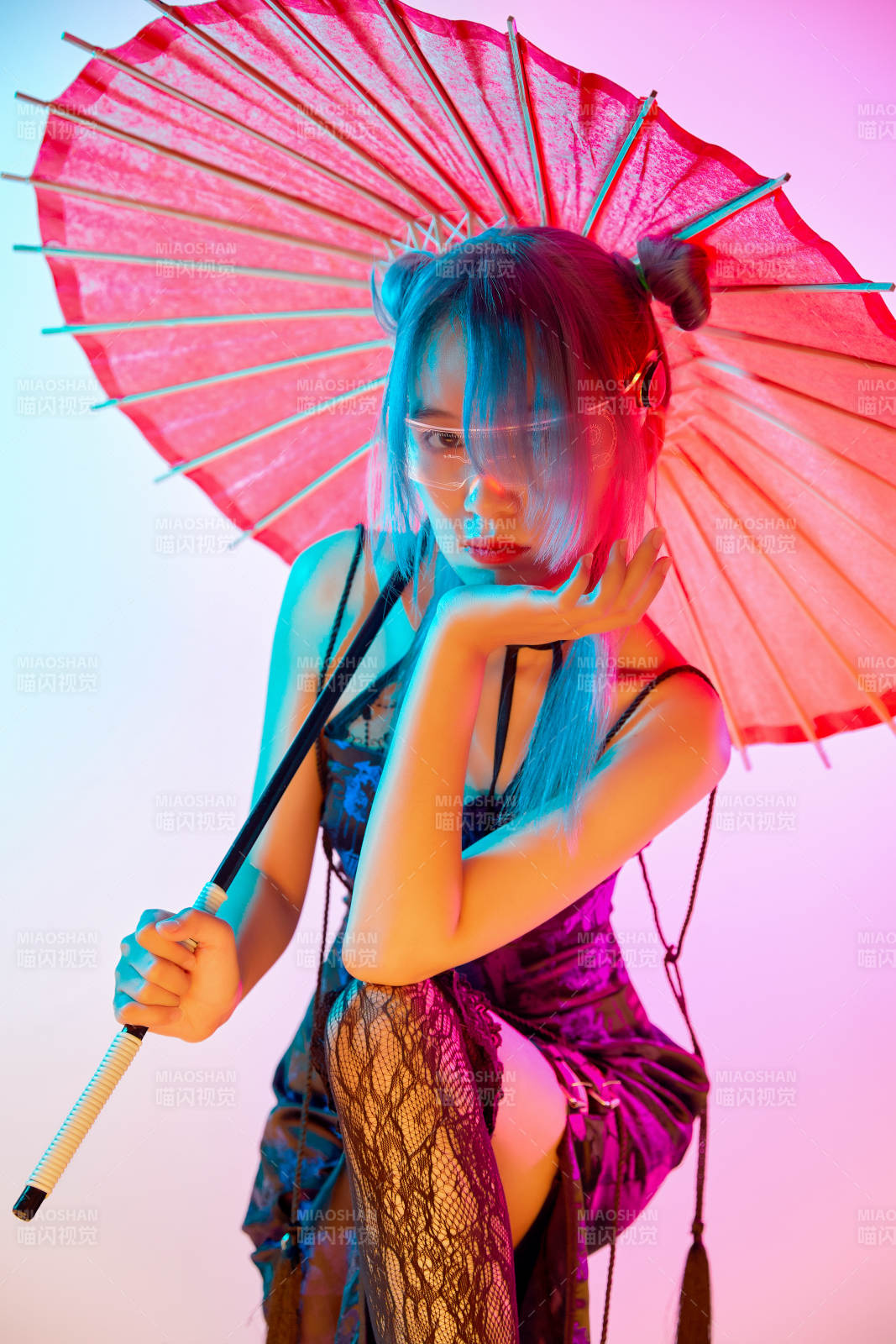 國潮風混搭賽博朋克風格的亞洲旗袍少女