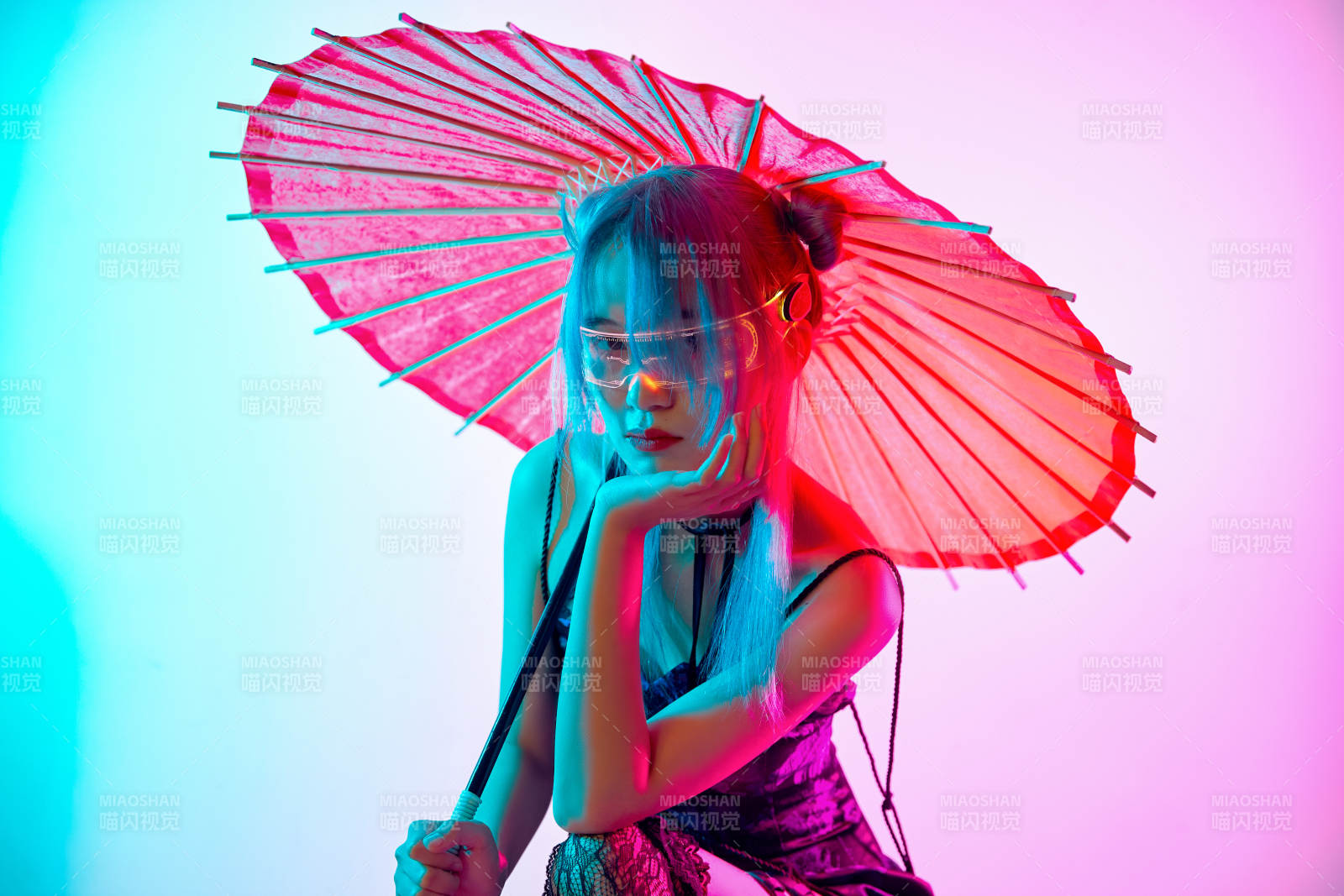 國潮風混搭賽博朋克風格的亞洲旗袍少女