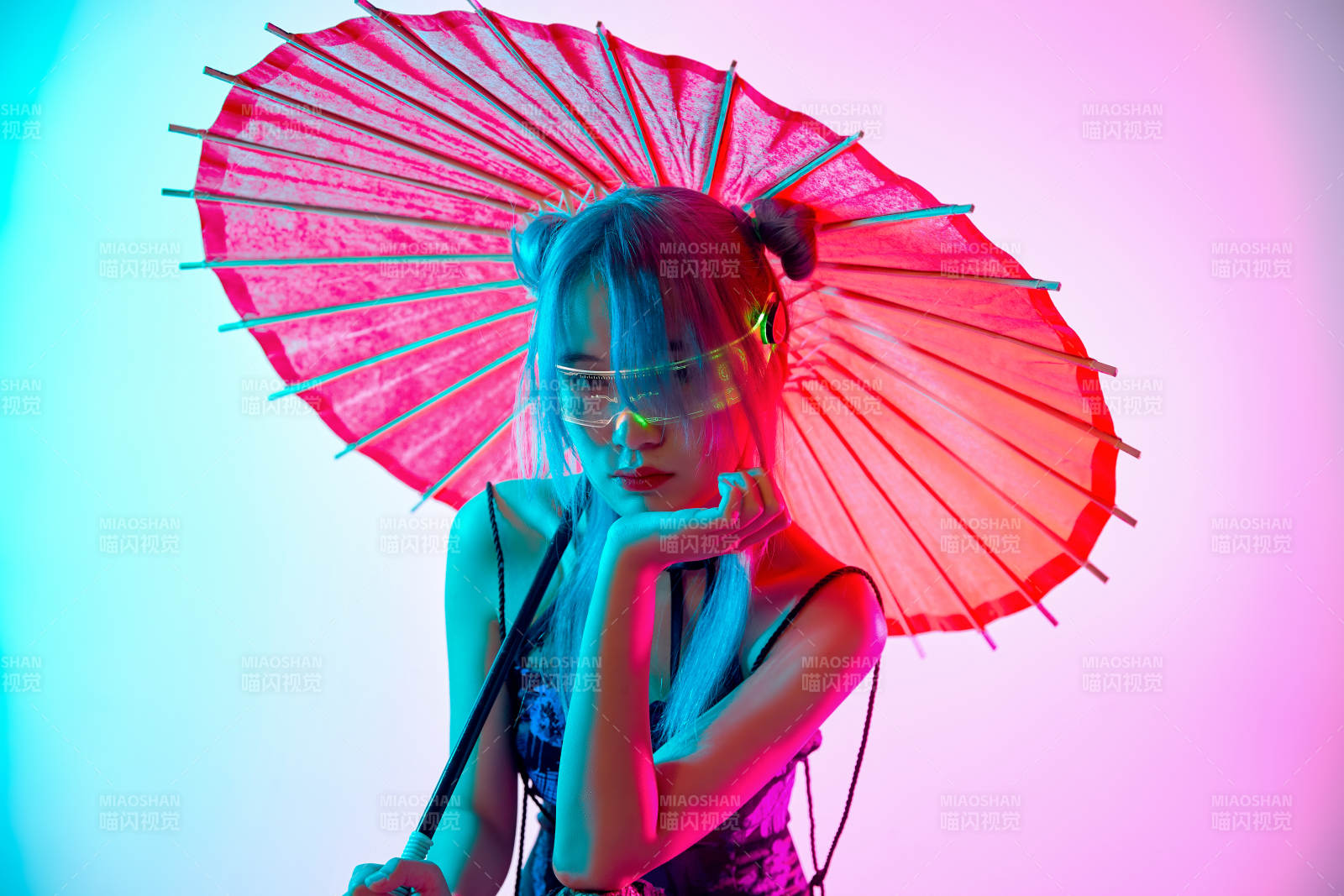 國潮風混搭賽博朋克風格的亞洲旗袍少女