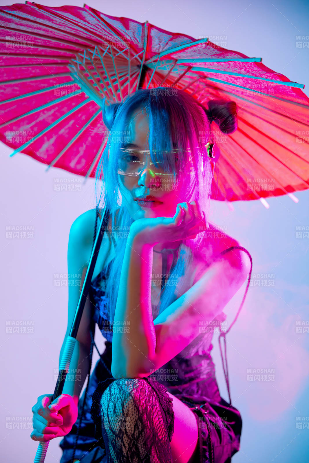 國潮風混搭賽博朋克風格的亞洲旗袍少女