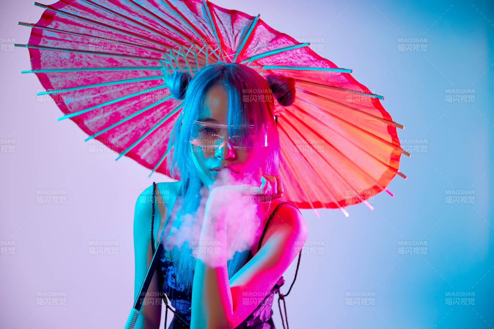 國潮風混搭賽博朋克風格的亞洲旗袍少女