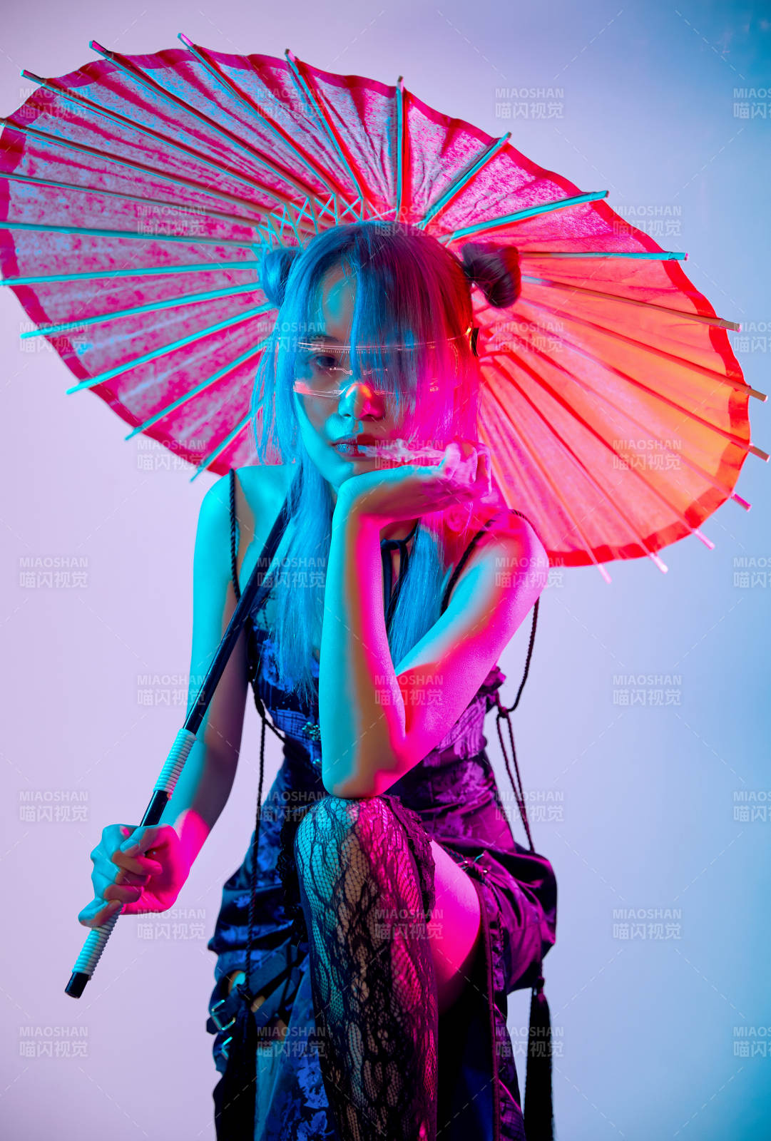 國潮風混搭賽博朋克風格的亞洲旗袍少女