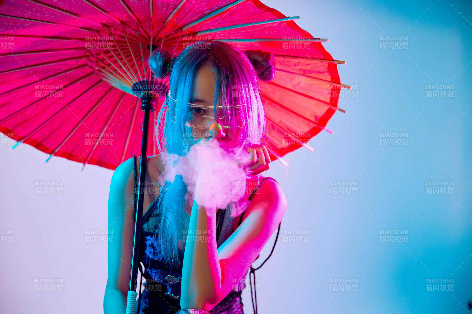 國潮風(fēng)混搭賽博朋克風(fēng)格的亞洲旗袍少女