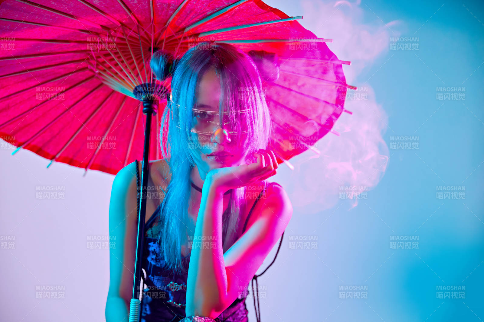 國潮風混搭賽博朋克風格的亞洲旗袍少女