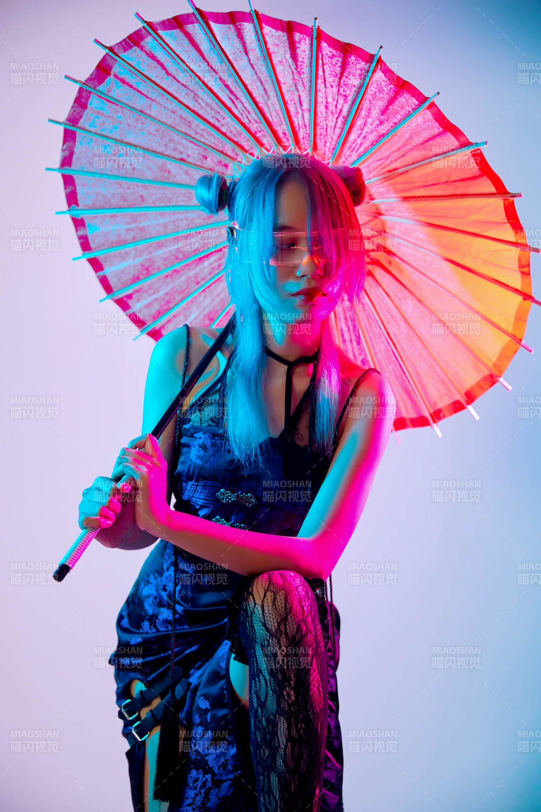 國潮風混搭賽博朋克風格的亞洲旗袍少女