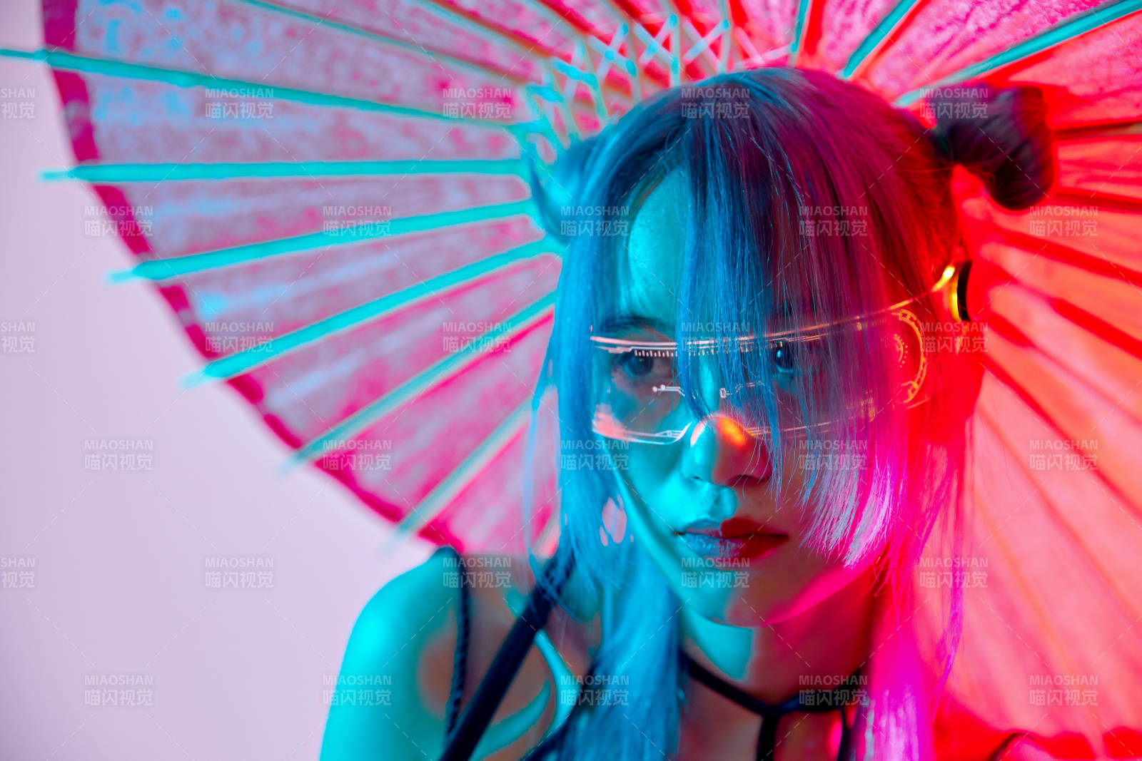 國潮風(fēng)混搭賽博朋克風(fēng)格的亞洲旗袍少女