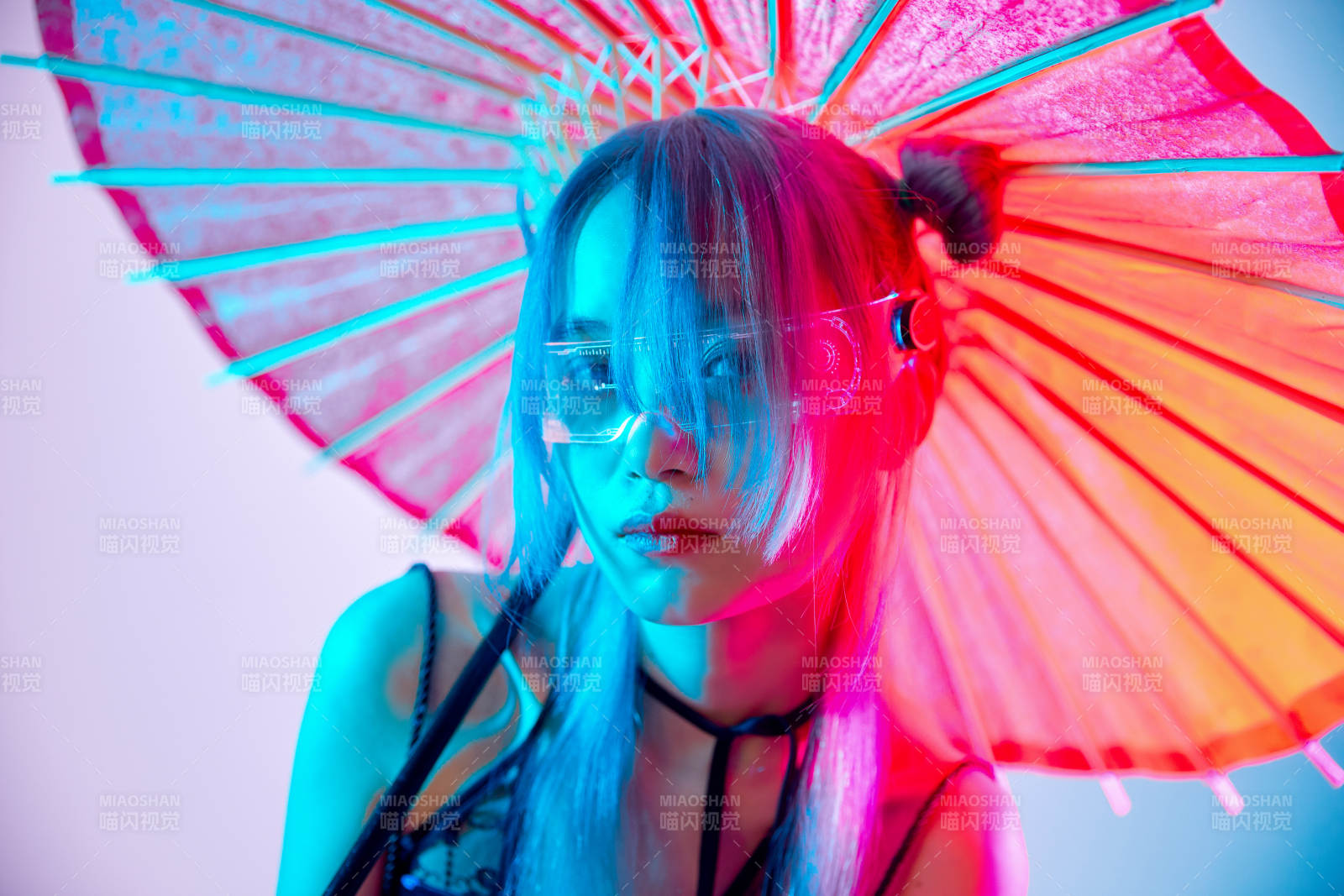 國潮風(fēng)混搭賽博朋克風(fēng)格的亞洲旗袍少女