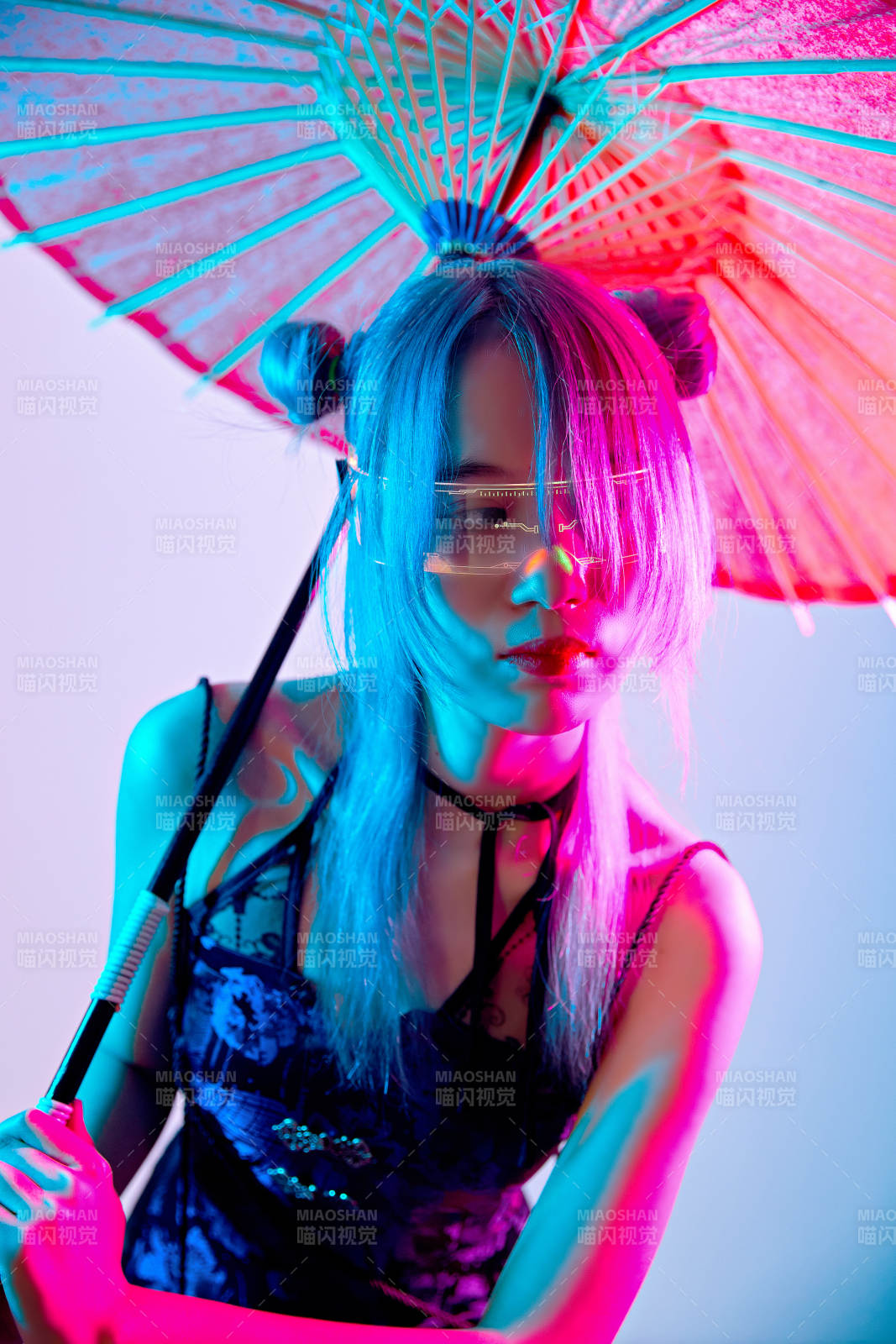 國潮風混搭賽博朋克風格的亞洲旗袍少女