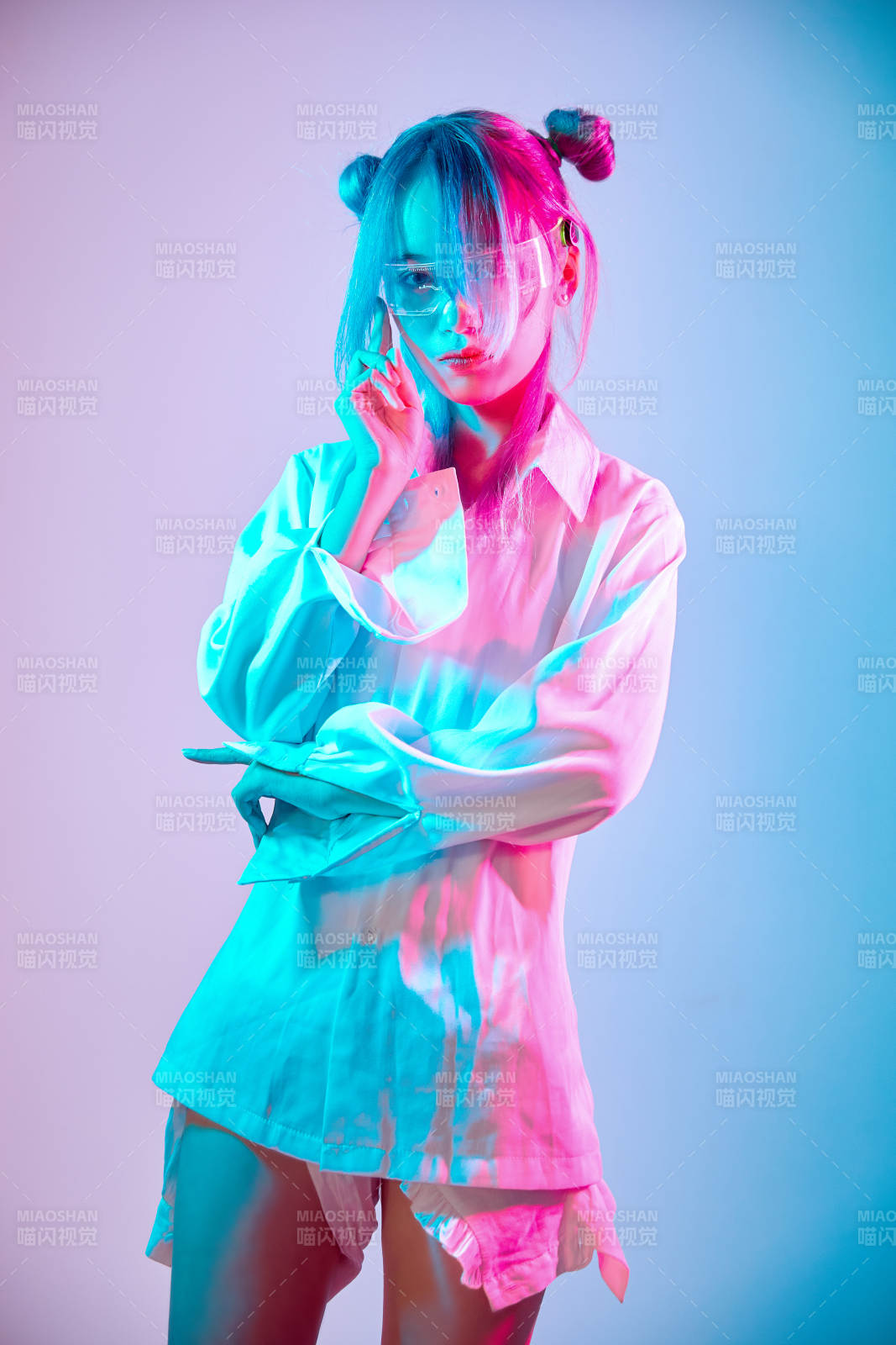 国潮风混搭赛博朋克风格的亚洲旗袍少女