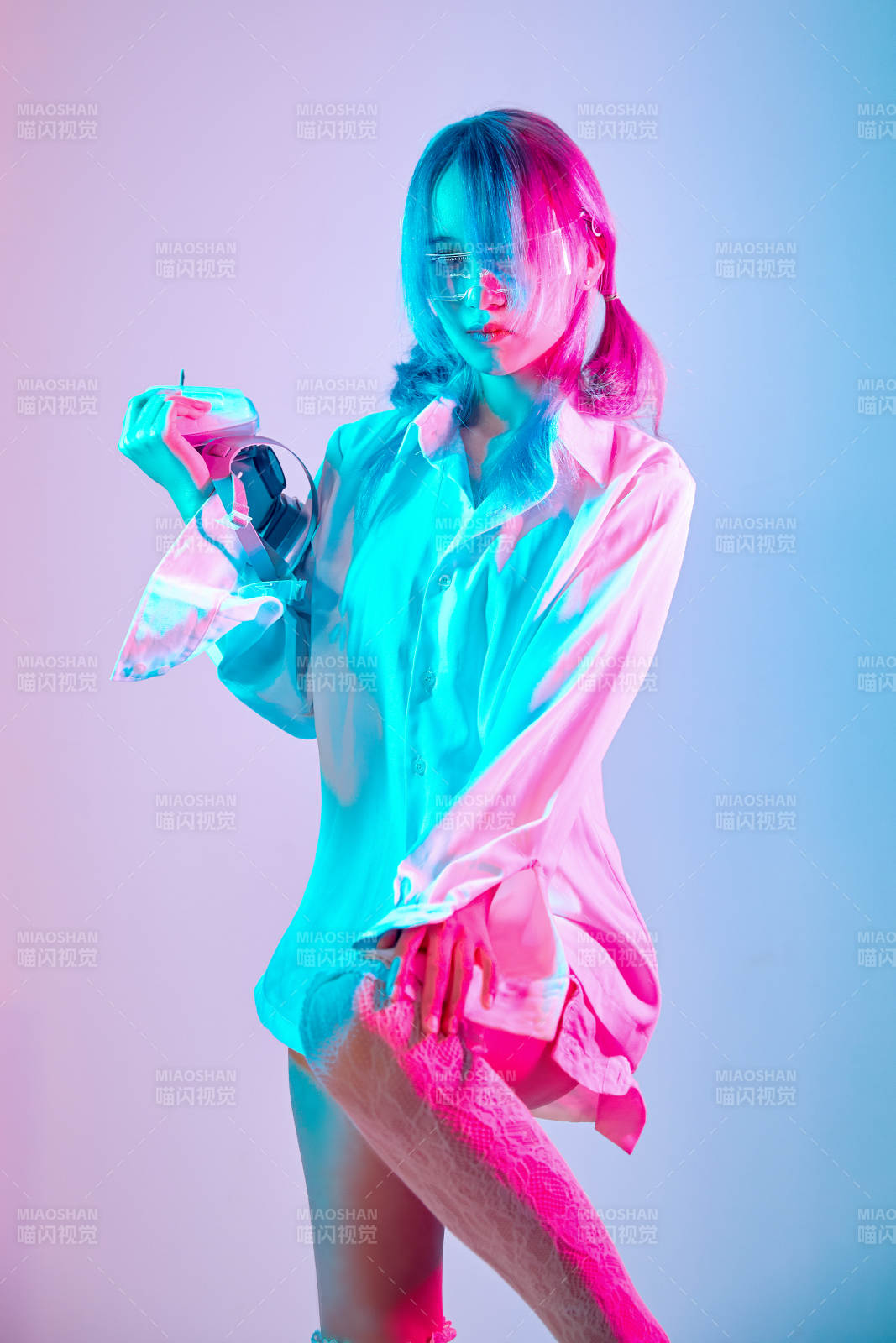 國潮風混搭賽博朋克風格的亞洲旗袍少女