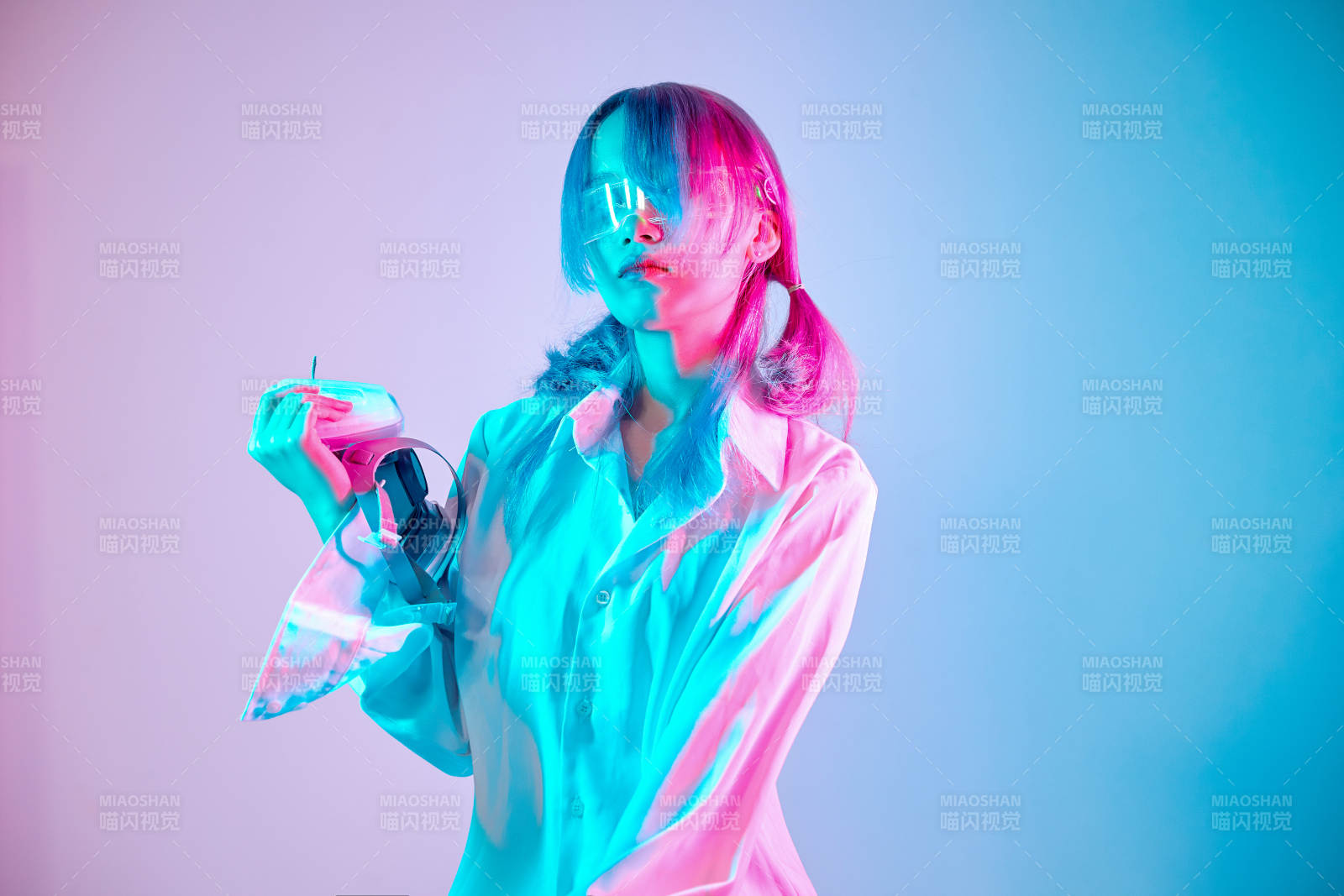 國潮風(fēng)混搭賽博朋克風(fēng)格的亞洲旗袍少女