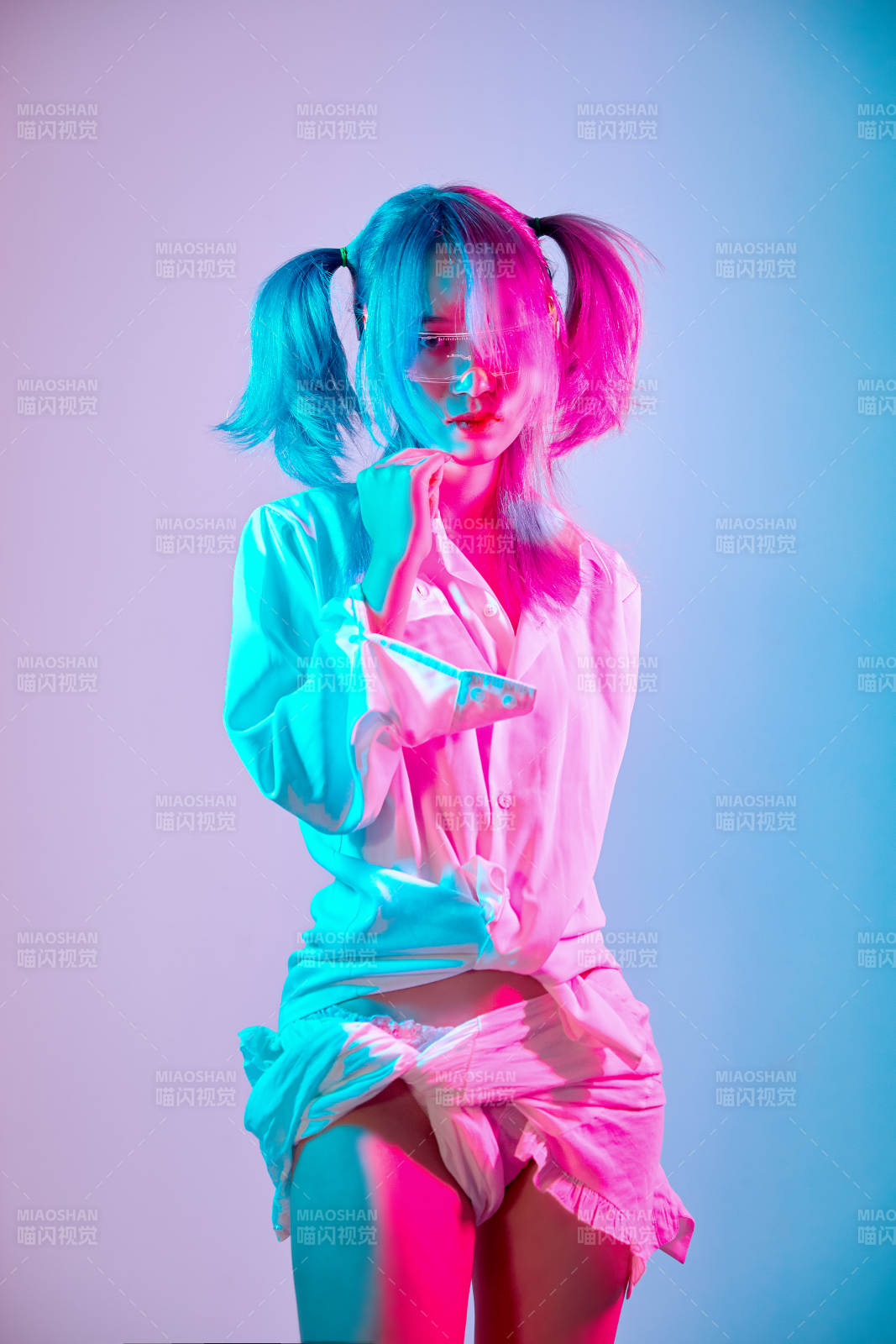 國潮風(fēng)混搭賽博朋克風(fēng)格的亞洲旗袍少女