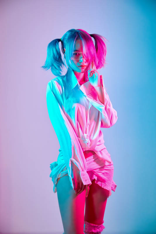 国潮风混搭赛博朋克风格的亚洲旗袍少女