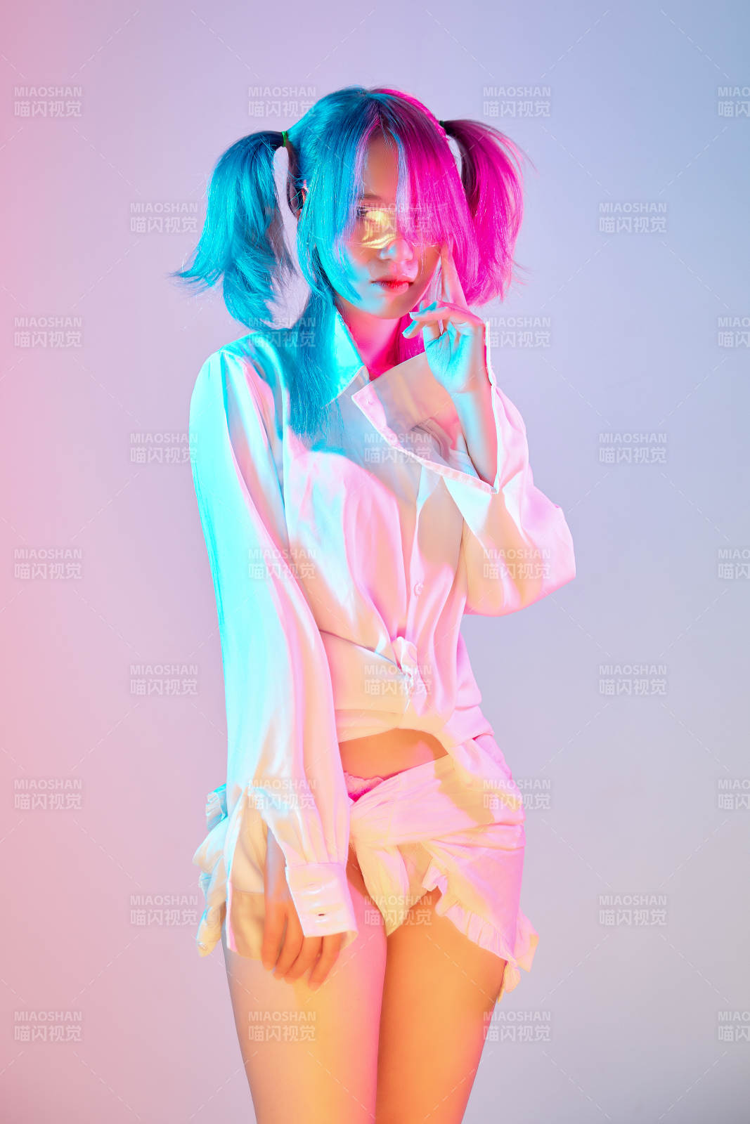 國潮風混搭賽博朋克風格的亞洲旗袍少女