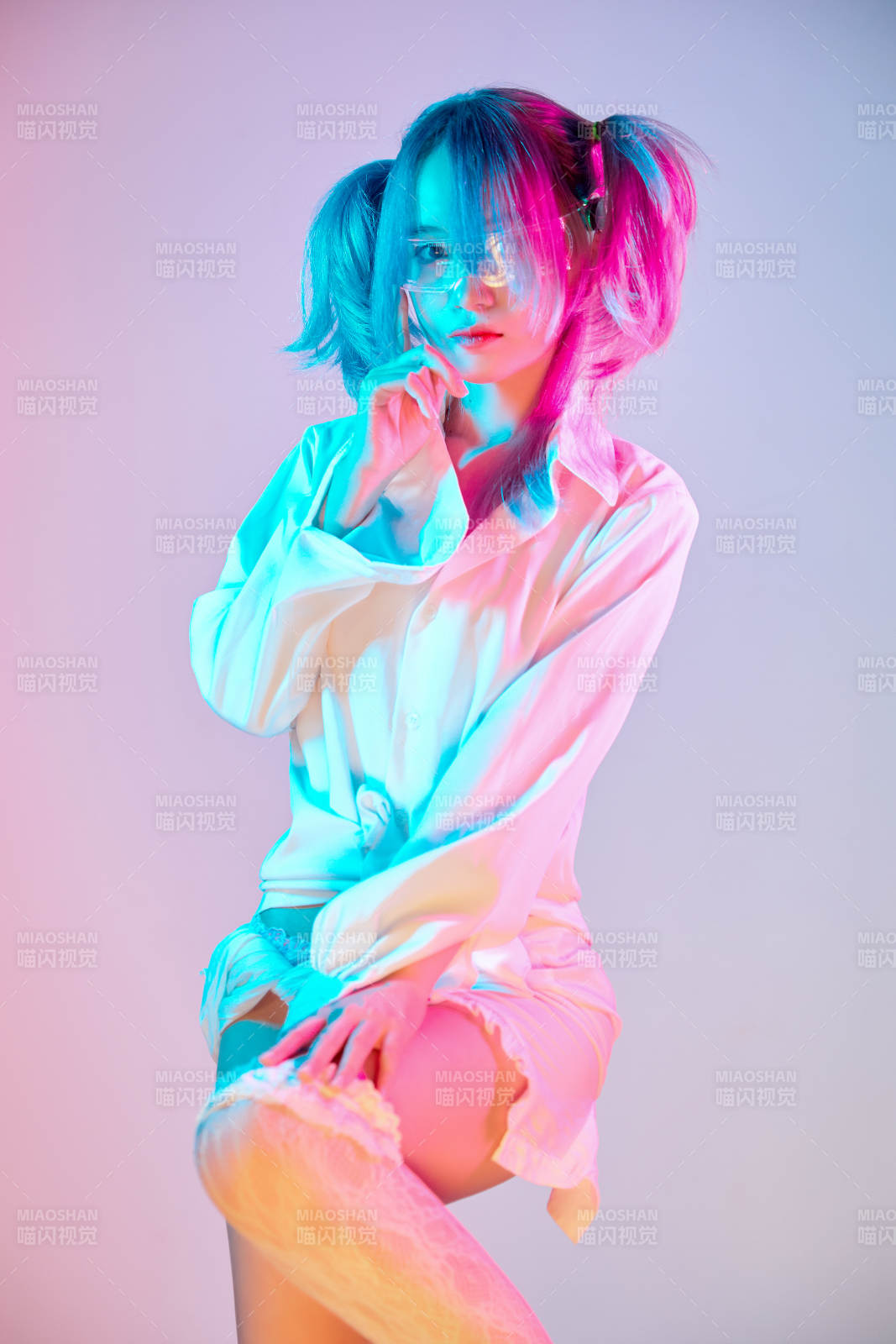 國潮風混搭賽博朋克風格的亞洲旗袍少女