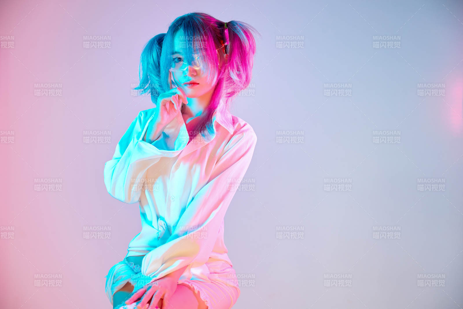 國潮風混搭賽博朋克風格的亞洲旗袍少女