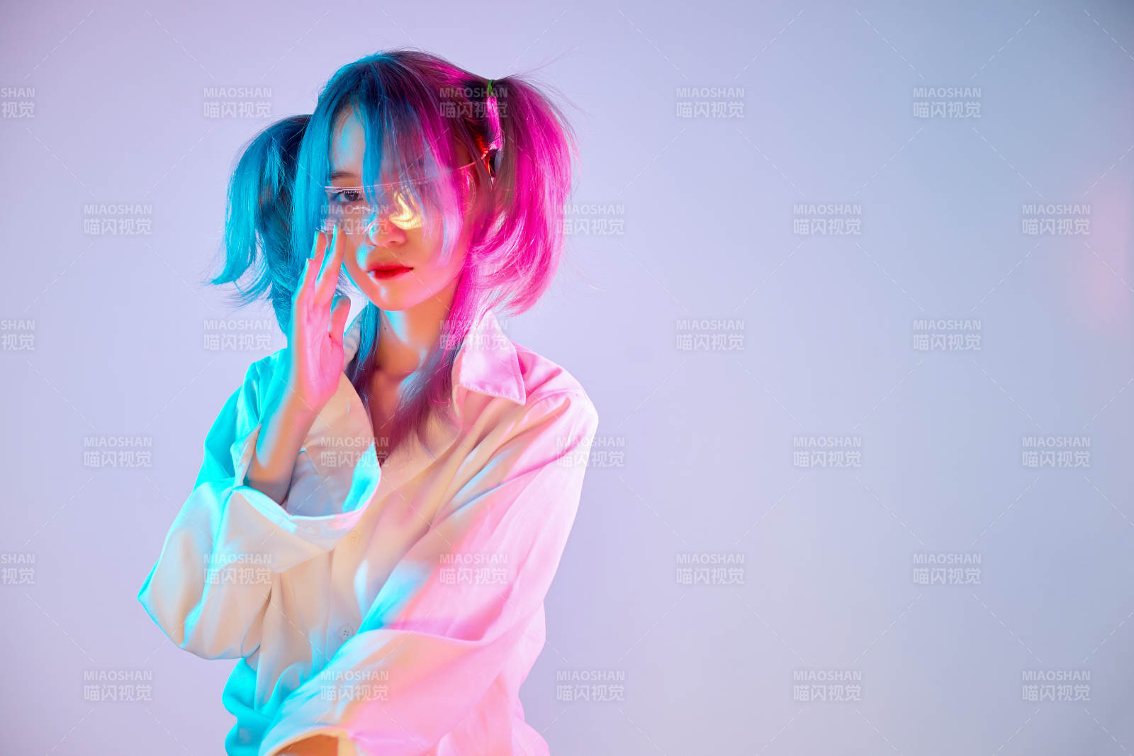 國潮風混搭賽博朋克風格的亞洲旗袍少女