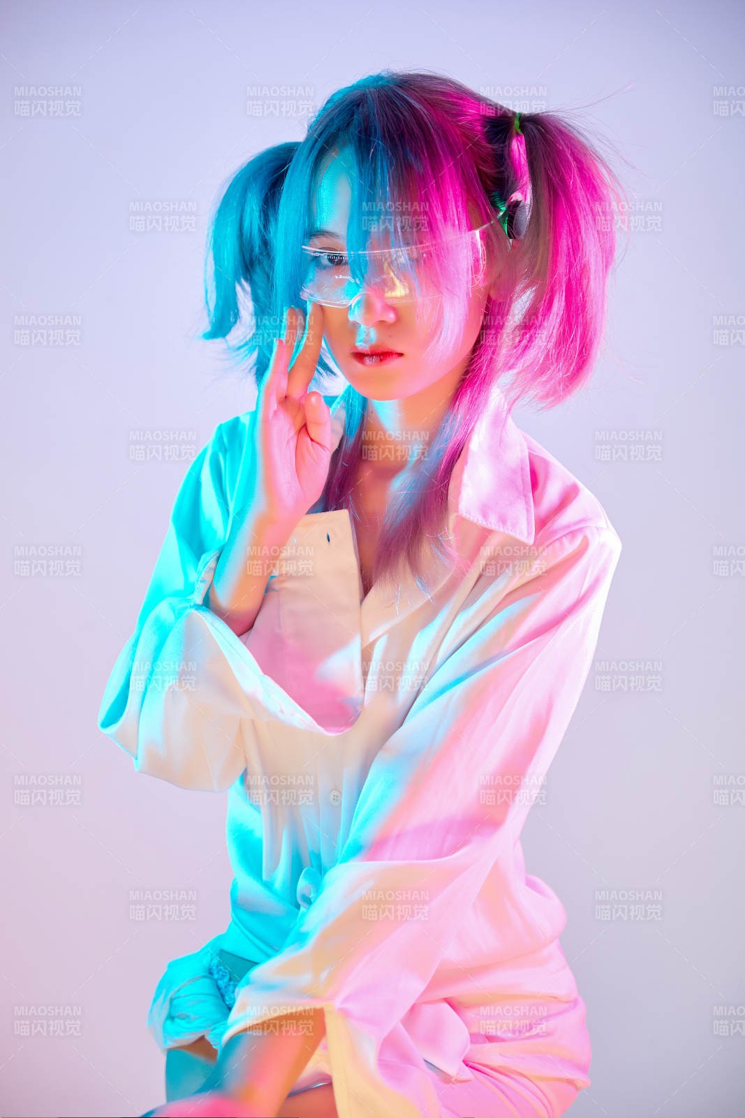 國潮風混搭賽博朋克風格的亞洲旗袍少女