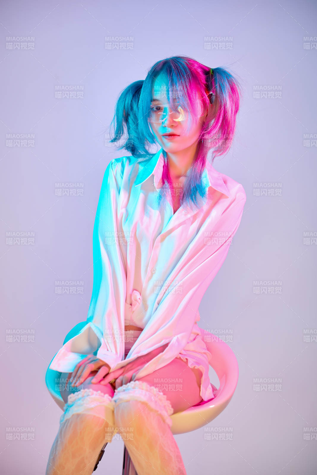 國潮風(fēng)混搭賽博朋克風(fēng)格的亞洲旗袍少女