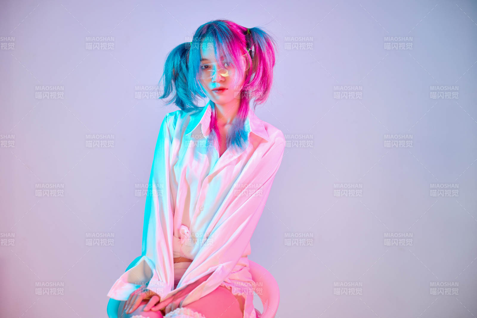 國潮風混搭賽博朋克風格的亞洲旗袍少女