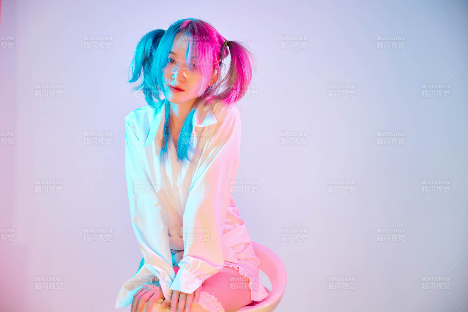 國潮風混搭賽博朋克風格的亞洲旗袍少女