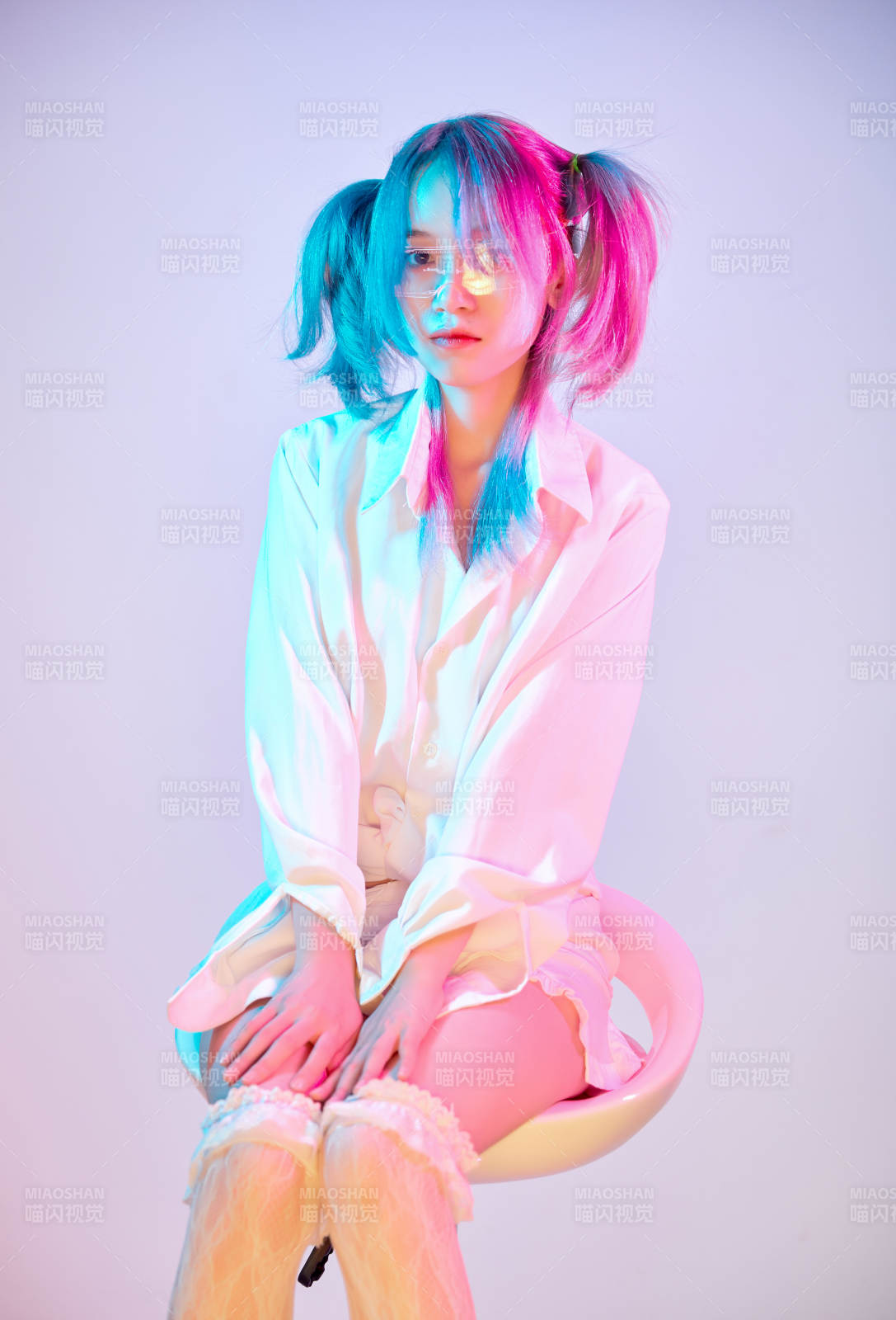 國(guó)潮風(fēng)混搭賽博朋克風(fēng)格的亞洲旗袍少女