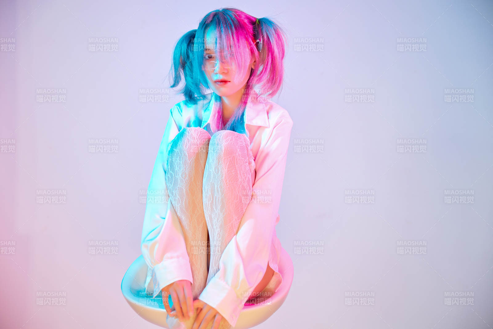 國潮風(fēng)混搭賽博朋克風(fēng)格的亞洲旗袍少女