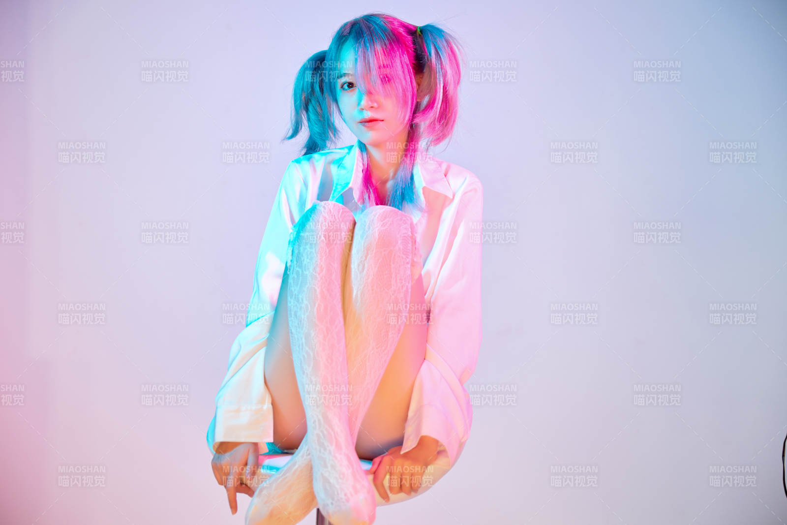 國潮風混搭賽博朋克風格的亞洲旗袍少女