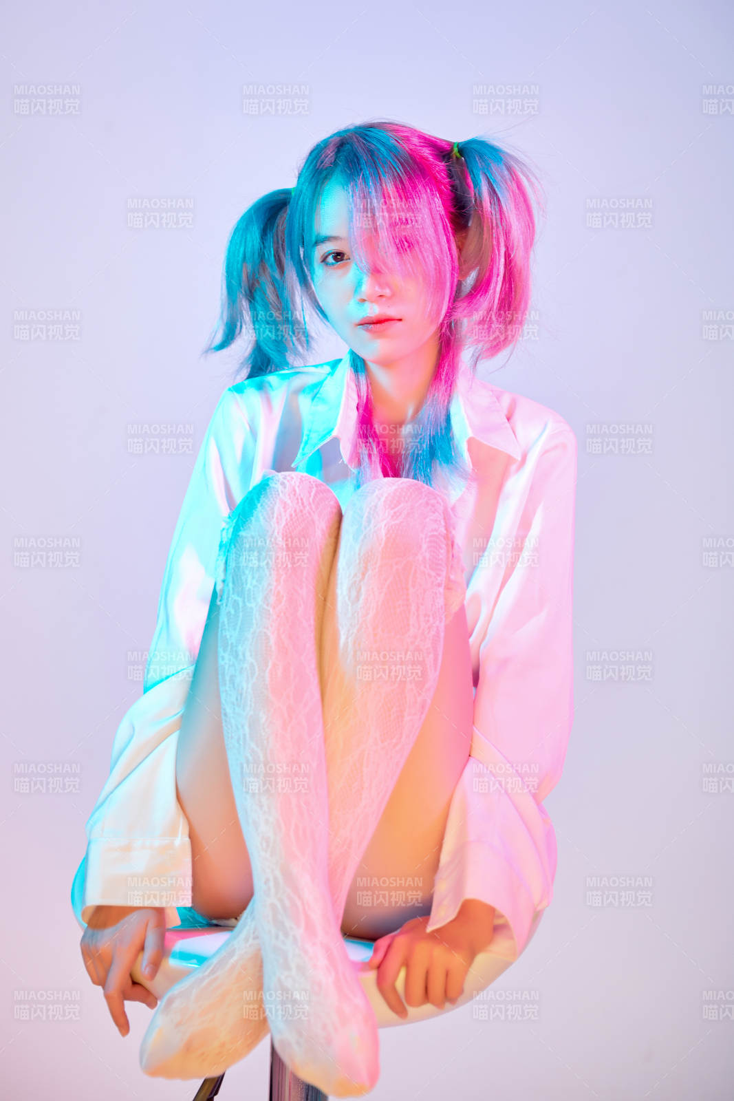 國潮風(fēng)混搭賽博朋克風(fēng)格的亞洲旗袍少女