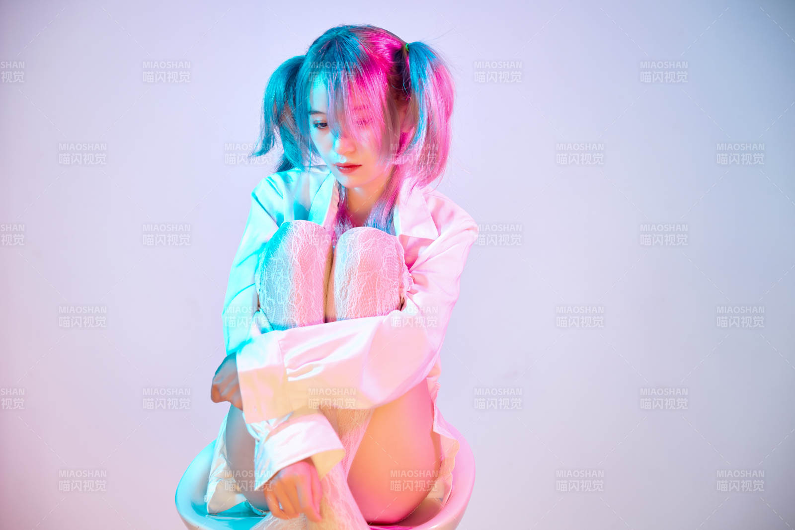 國潮風混搭賽博朋克風格的亞洲旗袍少女