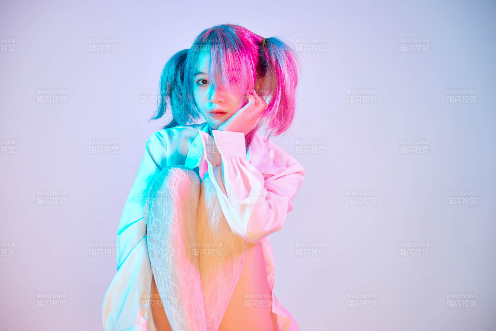 國潮風混搭賽博朋克風格的亞洲旗袍少女