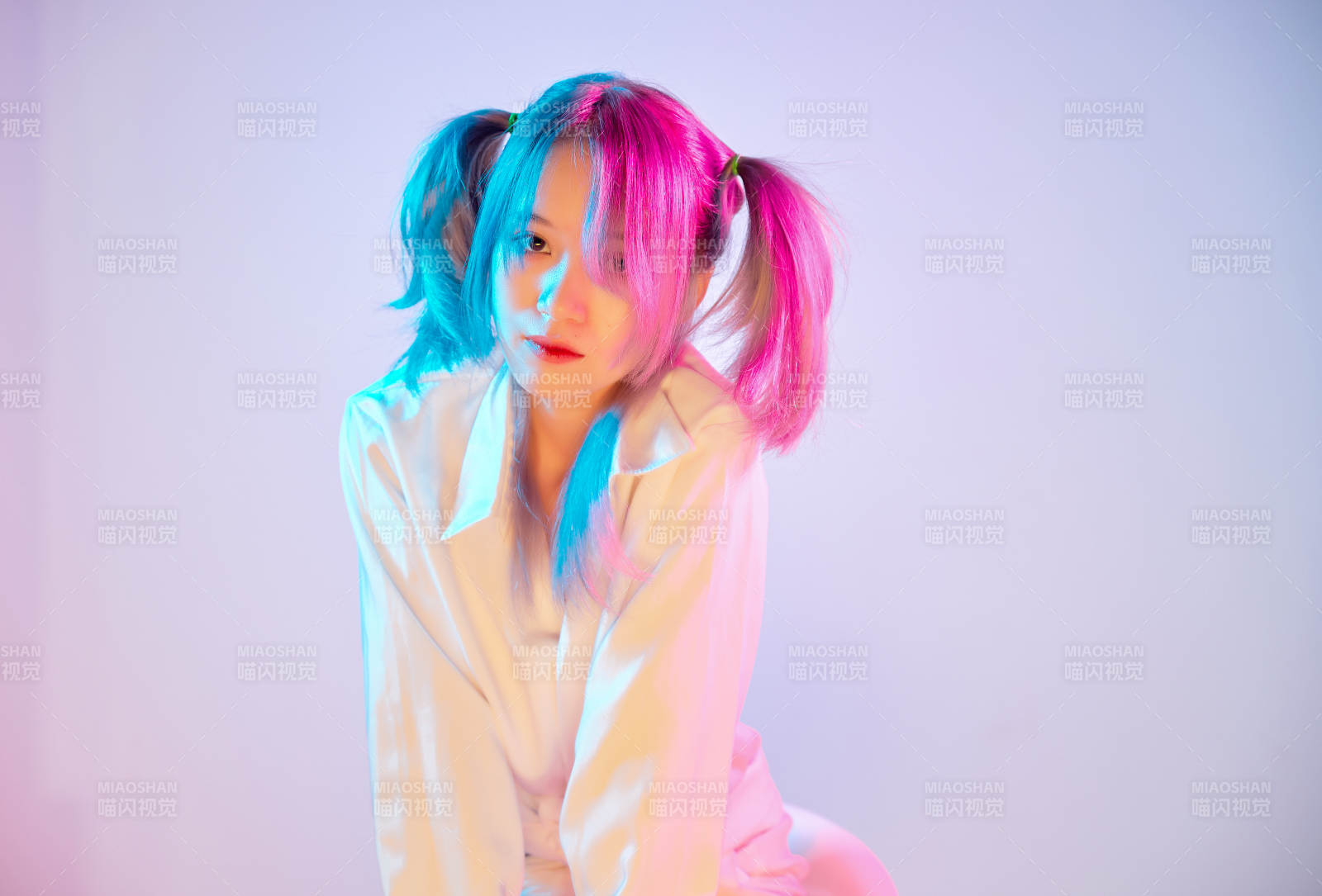 國潮風混搭賽博朋克風格的亞洲旗袍少女