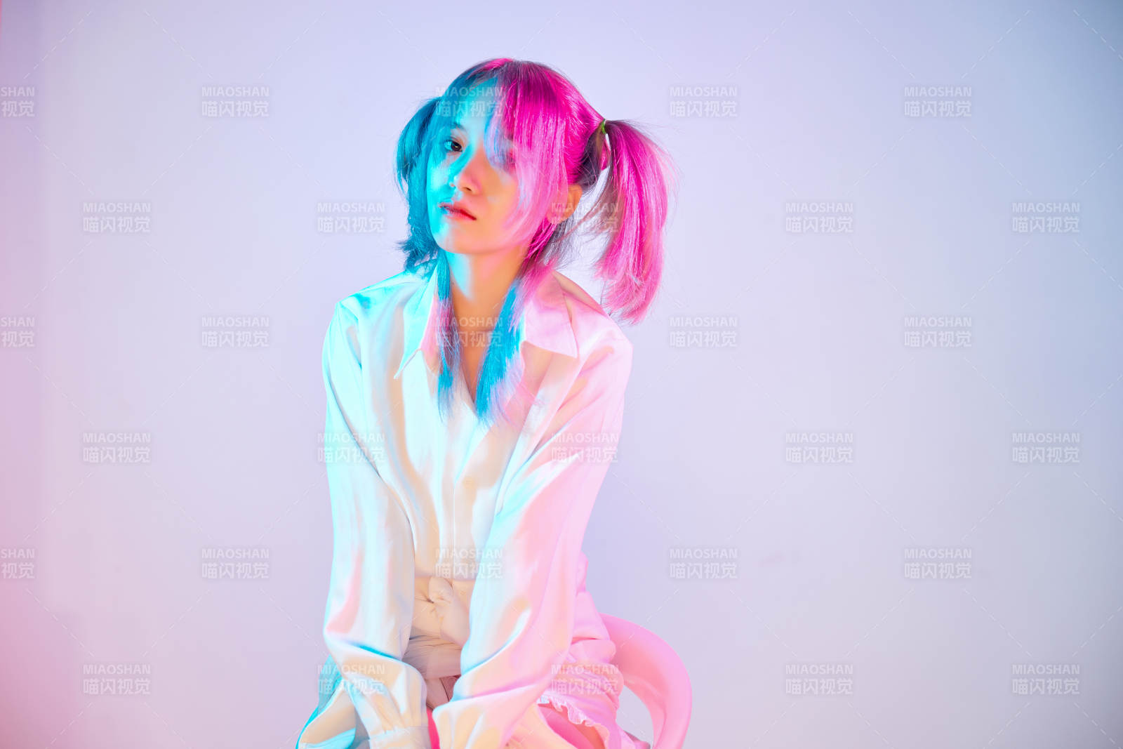 國潮風混搭賽博朋克風格的亞洲旗袍少女