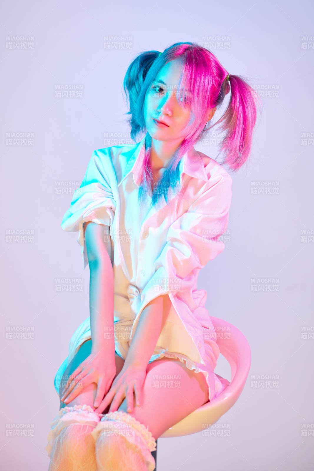 國潮風(fēng)混搭賽博朋克風(fēng)格的亞洲旗袍少女