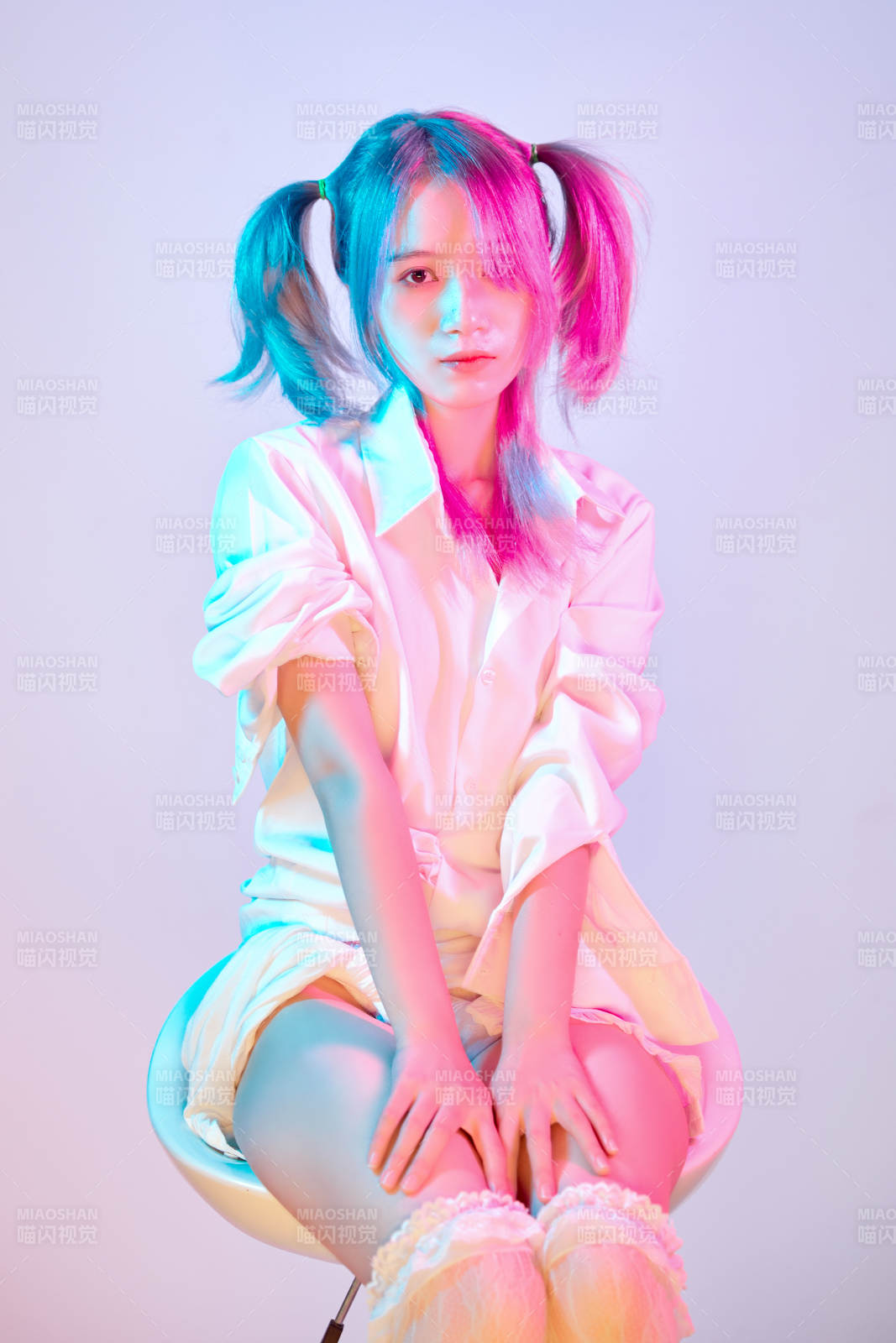 國(guó)潮風(fēng)混搭賽博朋克風(fēng)格的亞洲旗袍少女