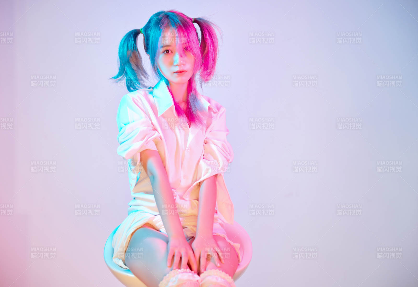 國潮風(fēng)混搭賽博朋克風(fēng)格的亞洲旗袍少女