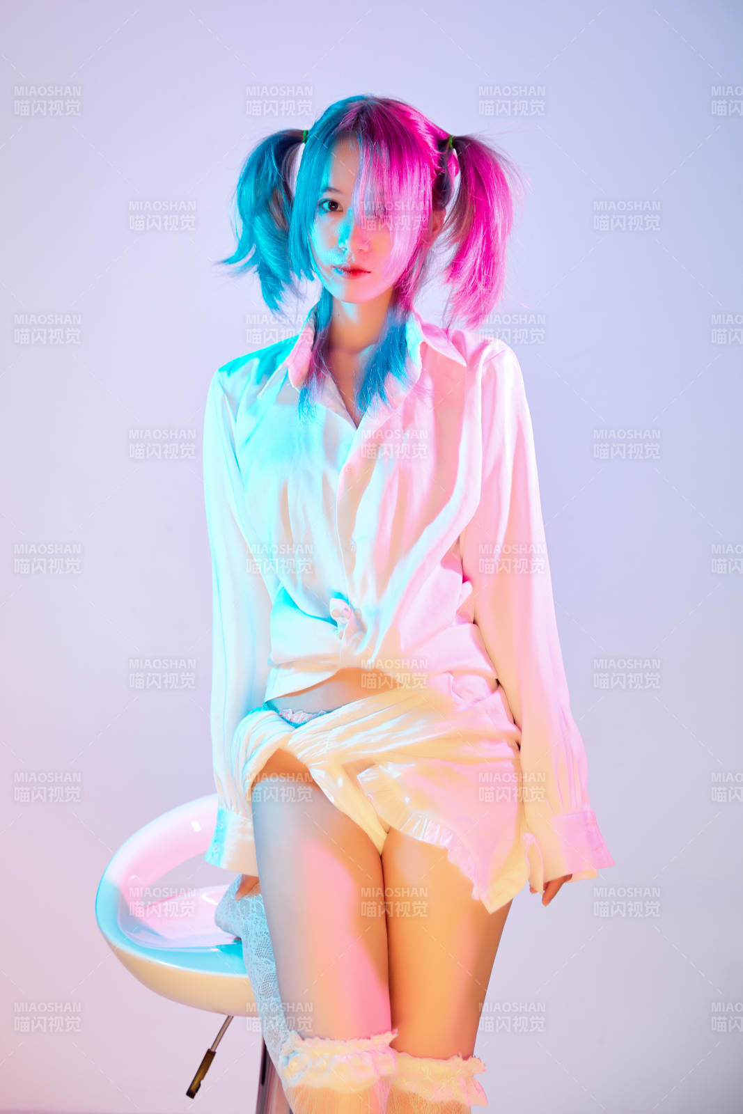 國潮風混搭賽博朋克風格的亞洲旗袍少女