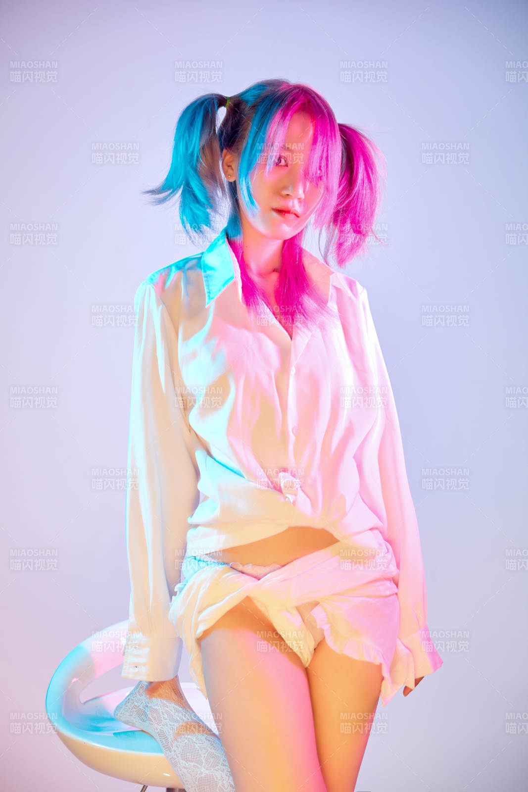 國潮風混搭賽博朋克風格的亞洲旗袍少女