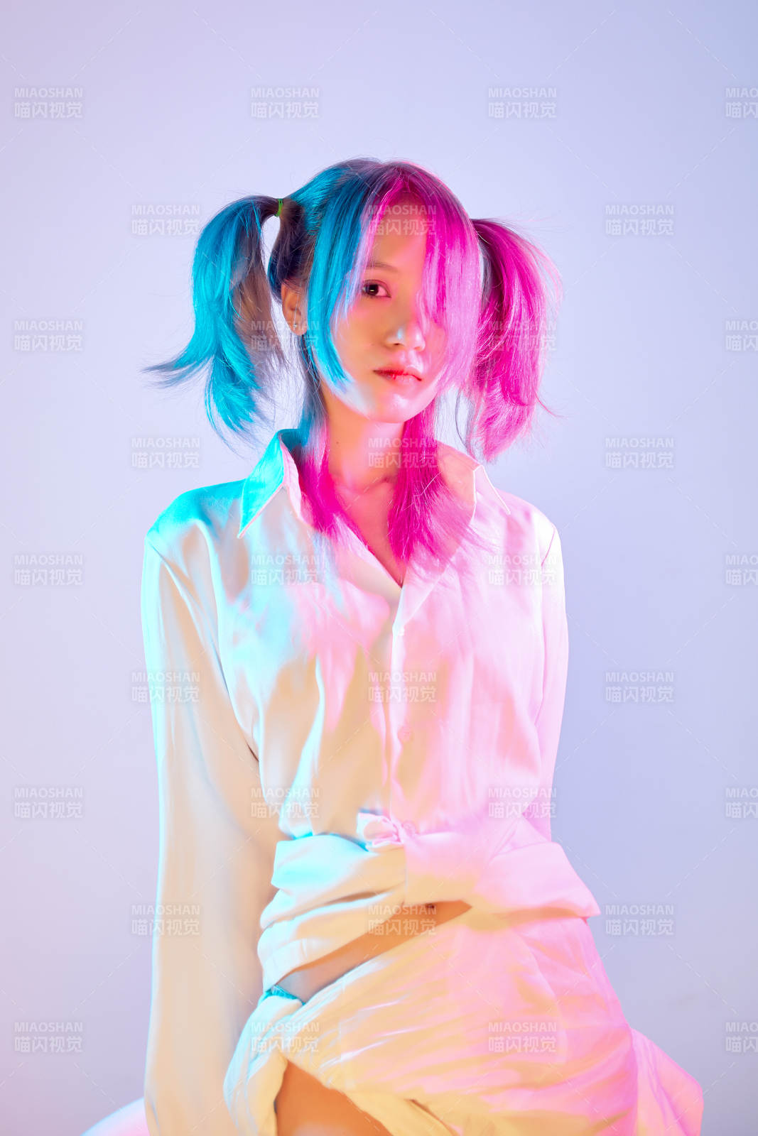 國潮風混搭賽博朋克風格的亞洲旗袍少女