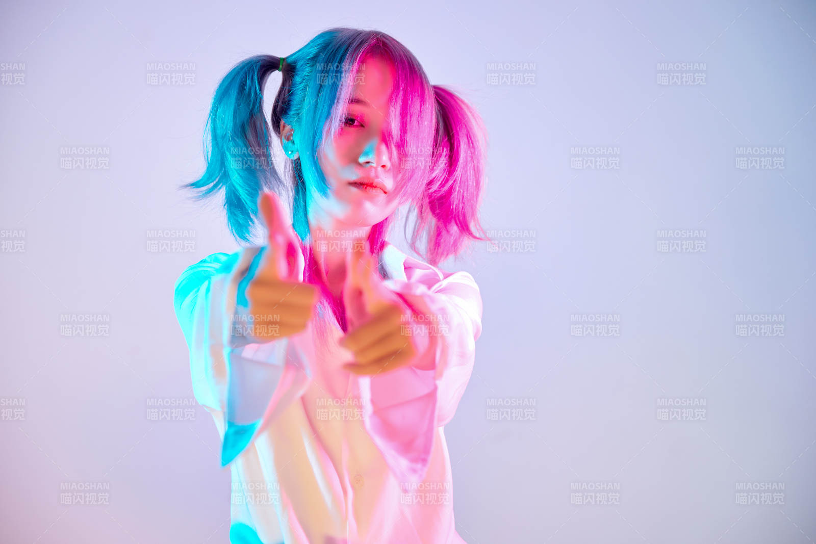 國潮風混搭賽博朋克風格的亞洲旗袍少女