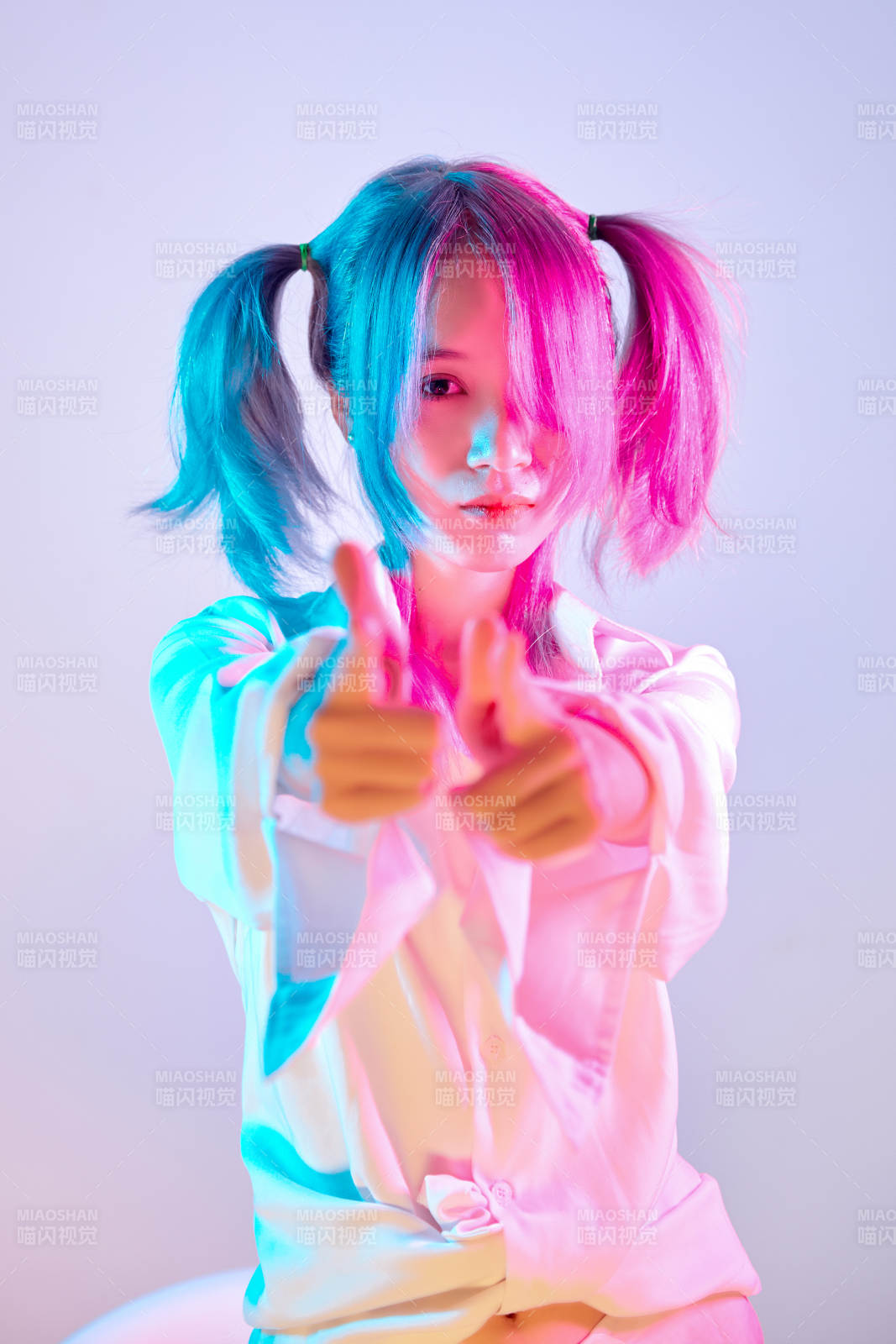 國潮風(fēng)混搭賽博朋克風(fēng)格的亞洲旗袍少女