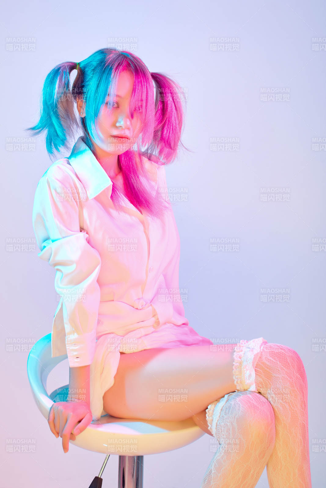 國潮風混搭賽博朋克風格的亞洲旗袍少女