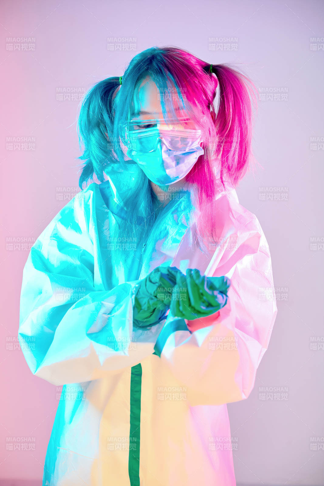 賽博朋克風(fēng)格穿防護(hù)服戴口罩護(hù)目鏡的少女